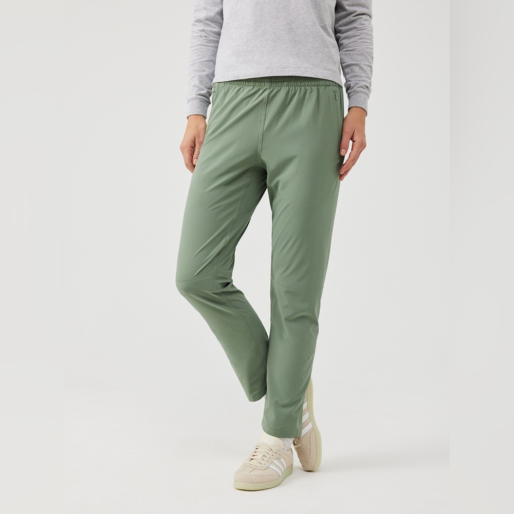 Outdoor voices Zephyr pant in Laurel wreath